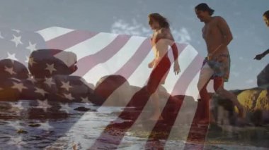 Sahildeki çeşitli arkadaş grupları üzerine Amerika bayrağının animasyonu. Vatanseverlik ve kutlama konsepti dijital olarak oluşturulmuş video.