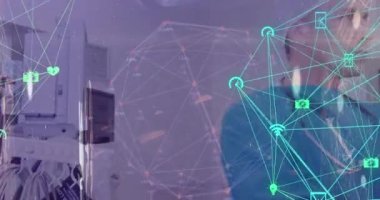 Kafkas erkek cerrah üzerindeki ikonlarla olan bağlantıların animasyonu. tıp, sağlık, teknoloji ve bağlantılar dijital olarak üretilen video konsepti.