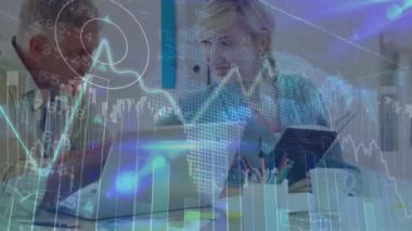 Kafkasyalı üst düzey kadın ve erkek işçilerle ilgili çeşitli veri ve grafiklerin animasyonu. iş, ofiste çalışmak ve dijital olarak üretilen video konsepti.