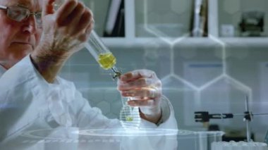 Laboratuvarda çalışan beyaz erkek bilim adamı üzerinde DNA ipliği ve veri işleme animasyonu. küresel bilim ve dijital arayüz kavramı dijital olarak oluşturulmuş video.