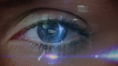 Mavi göz üzerinde veri işleme ve ikili kodlama animasyonu. çevrimiçi kimlik, hesaplama, veri işleme ve dijital arayüz kavramı dijital olarak oluşturulmuş video.