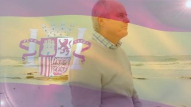 İspanya bayrağının animasyonu sahildeki mutlu Kafkas adam üzerinde. yaşlılar yaşam tarzı, emeklilik ve tatil konsepti dijital olarak oluşturulmuş video.
