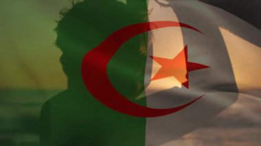 Cezayir bayrağının sahildeki beyaz adam üzerinde canlandırılması. Vatanseverlik ve kutlama konsepti dijital olarak oluşturulmuş video.