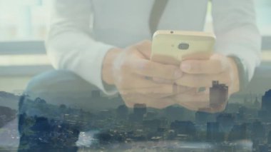 Kafkasyalı iş adamının akıllı telefon kullanarak şehir manzarasının animasyonu. küresel iş, finans, bağlantılar ve dijital arayüz konsepti dijital olarak oluşturulmuş video.