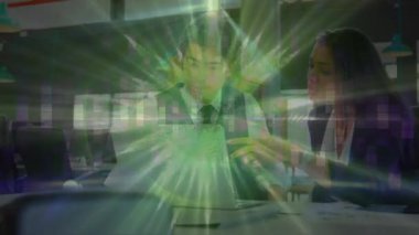 Disko topunun ofisteki dizüstü bilgisayar kullanan çeşitli iş adamlarının üzerinde canlandırması. küresel iş, finans, bağlantılar ve dijital arayüz konsepti dijital olarak oluşturulmuş video.