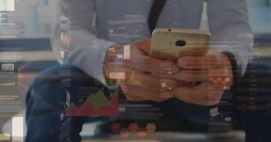 Akıllı telefon kullanan beyaz iş adamının istatistik ve mali veri işleme animasyonu. küresel iş, bağlantılar ve veri işleme kavramı dijital olarak oluşturulmuş video.