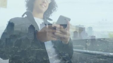 Akıllı telefon kullanarak gülümseyen melez iş adamının şehir manzarasının animasyonu. küresel iş, finans, bağlantılar ve dijital arayüz konsepti dijital olarak oluşturulmuş video.