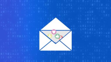 Mavi arkaplanda ikili kodlama üzerine simgeli zarf animasyonu. Sosyal medya ve iletişim arayüzü kavramı dijital olarak oluşturulmuş video.