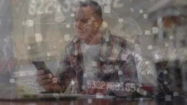 Kafkasyalı iş adamının akıllı telefon kullanarak şehir manzarasının animasyonu. küresel iş, finans, bağlantılar ve dijital arayüz konsepti dijital olarak oluşturulmuş video.