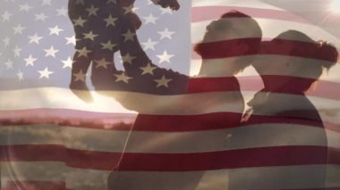 Amerika bayrağının plajdaki beyaz aile üzerinde canlandırılması. Vatanseverlik ve kutlama konsepti dijital olarak oluşturulmuş video.