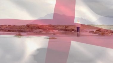 Sahildeki yaşlı beyaz kadın yerine İngiliz bayrağının canlandırılması. yaşlılar yaşam tarzı, emeklilik ve tatil konsepti dijital olarak oluşturulmuş video.