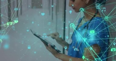 Tablet kullanan gülümseyen melez kadın doktorun üzerindeki ikonlarla olan bağlantıların animasyonu. tıp, sağlık, teknoloji ve bağlantılar dijital olarak üretilen video konsepti.