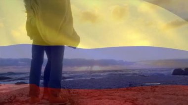 Sahildeki Afro-Amerikan çifti yerine Kolombiya bayrağının canlandırılması. Vatanseverlik ve kutlama konsepti dijital olarak oluşturulmuş video.