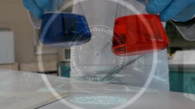 Laboratuvarda çalışan bilim adamının orta bölümündeki tarama ve veri işleme çalışmalarının animasyonu. küresel bilim ve dijital arayüz kavramı dijital olarak oluşturulmuş video.