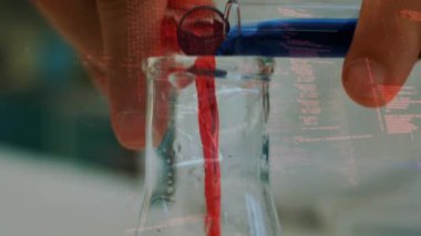DNA iplikçiklerinin ve deney şişelerinin üzerinde sıvı ile işlenen verilerin animasyonu. küresel bilim ve dijital arayüz kavramı dijital olarak oluşturulmuş video.