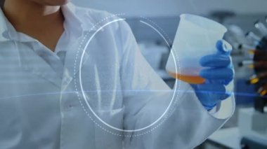 Laboratuvarda çalışan çift ırklı kadın bilim adamının DNA 'sının animasyonu. küresel bilim ve dijital arayüz kavramı dijital olarak oluşturulmuş video.