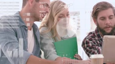 Tablet kullanan beyaz kadın ve erkek işçilerin çeşitli veri ve grafiklerinin animasyonu. iş, ofiste çalışmak ve dijital olarak üretilen video konsepti.