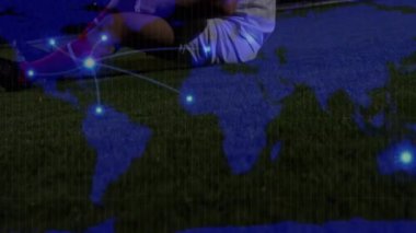 Kafkasyalı yaralı erkek futbolcu üzerinden bağlantı ağının ve dünya haritasının animasyonu. Küresel spor, bağlantılar ve teknoloji konsepti dijital olarak üretilmiş video. global sporlar, bağlantılar