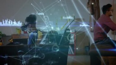 Ofisteki çeşitli erkek işçiler üzerinde veri işleme animasyonu. iş, ofiste çalışmak ve dijital olarak üretilen video konsepti.