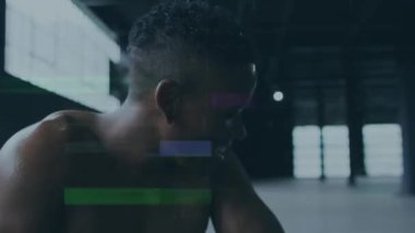 Spor salonundaki Afro-Amerikan sporcusuna müdahale. global sporlar, sağlıklı yaşam tarzı ve dijital arayüz konsepti dijital olarak oluşturulmuş video.