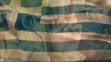 Yunan bayrağının Afro-Amerikan silahlı erkek askerleri üzerinde canlandırılması. Ordu, kamu savunması ve vatanseverlik kavramı dijital olarak oluşturulmuş video.