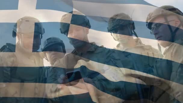 Animación Bandera Grecia Sobre Diversos Soldados Masculinos Con Smartphone Ejército — Vídeos de Stock