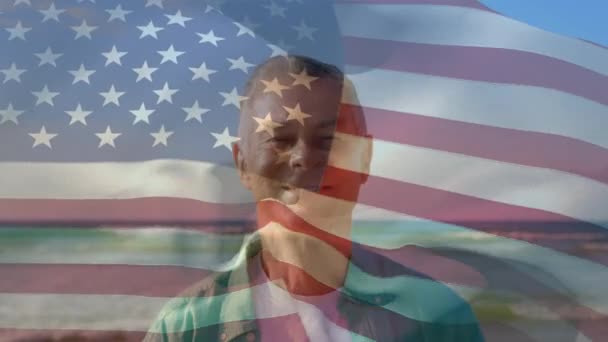 Animacja Flagi Stanów Zjednoczonych Ameryki Nad Szczęśliwym Starszym Mężczyzną Rasy — Wideo stockowe