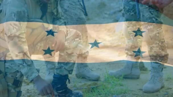 Animasi Bendera Honduras Atas Beragam Tentara Laki Laki Dengan Senjata — Stok Video