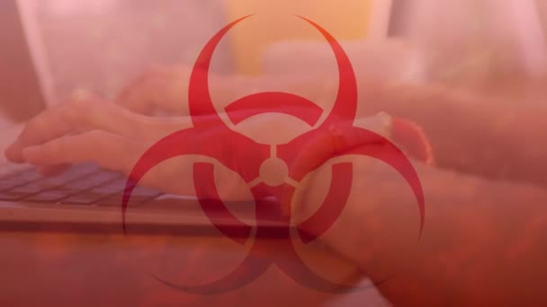 Animation Des Biohazard Symbols Über Einer Kaukasischen Geschäftsfrau Mit Laptop — Stockvideo