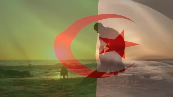 Animazione Bandiera Algeria Sopra Uomo Caucasico Con Cani Spiaggia Patriottismo — Video Stock