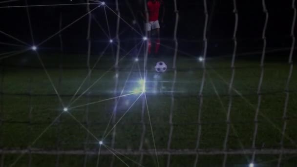 アフリカ系アメリカ人男性サッカー選手とのつながりのアニメーション 世界中のスポーツ テクノロジーの概念をデジタルで生成し — ストック動画