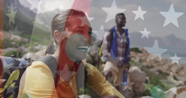 Animaatio Amerikan Lipun Yli Hymyilevä Monipuolinen Pari Vaellus Vuorilla Isänmaallisuus — kuvapankkivideo