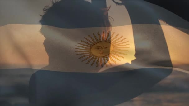 海岸の白人男性の上にアルゼンチンの旗のアニメーション 愛国心とお祝いのコンセプトをデジタルで — ストック動画