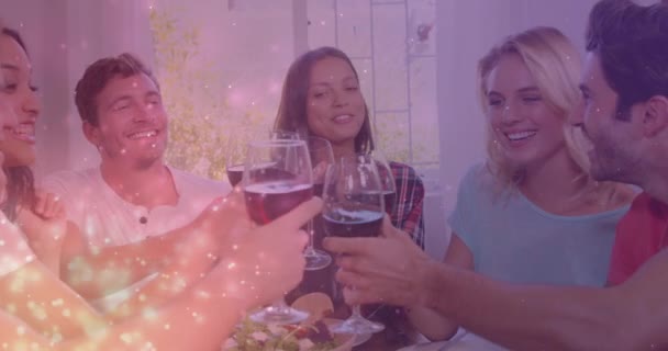 幸せな白人男性と女性の友人がワインで乾杯する上での光のアニメーション ワインビジネスパーティーお祝いや友人との時間をデジタルで生成されたビデオ — ストック動画
