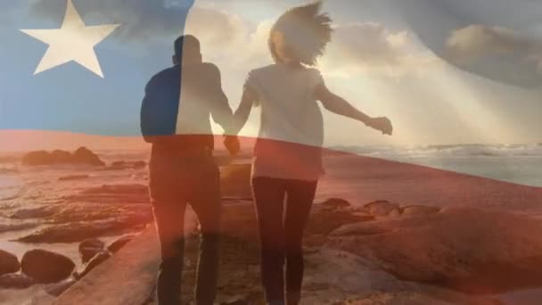 ビーチでアフリカ系アメリカ人のカップルにチリの旗のアニメーション 愛国心とお祝いのコンセプトをデジタルで — ストック動画