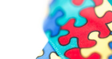 Beyaz arka planda renkli bir yapboz resmi. Ulusal yapboz günü ve dijital olarak oluşturulan görüntü konsepti.