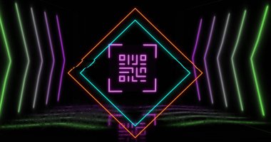 Neon geometrik şekiller üzerinde qr kodu resmi. Çevrimiçi güvenlik, kimlik ve veri işleme kavramı dijital olarak oluşturulmuş resim.