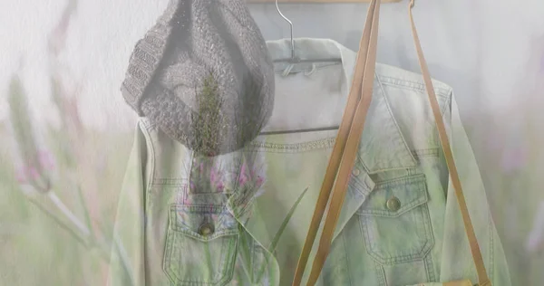 Asılı Kıyafetlerin Üzerinde Çimen Bitki Resmi Kot Günü Dijital Olarak — Stok fotoğraf