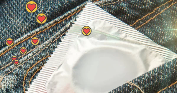 牛仔长裤中避孕套上的心脏图标图像 斜纹棉布日和庆祝概念数码生成的图像 — 图库照片