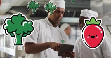 Tablet kullanan çeşitli şefler üzerinde sebze ve meyve ikonlarının canlandırılması. Sosyal medya ve iletişim arayüzü kavramı dijital olarak oluşturulmuş video.