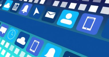 Dijital çevrimiçi simgelerin ve mavi arkaplanda hareket eden mavi çizgilerin animasyonu. Sosyal medya, çevrimiçi topluluk ve dijital arayüz konsepti dijital olarak oluşturulmuş video.