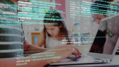 Beyaz adamın dizüstü bilgisayarı kullanarak veri işleme animasyonu. küresel iş, finans, bağlantılar ve dijital arayüz konsepti dijital olarak oluşturulmuş video.