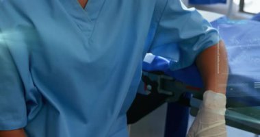 Veri işleme üzerinde yüz maskesi olan beyaz kadın doktor animasyonu. küresel tıp, finans, bağlantılar ve dijital arayüz konsepti dijital olarak oluşturulmuş video.
