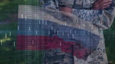 Rus bayrağı ve çift ırklı erkek asker üzerinde veri işleme animasyonu. Ukrayna krizi ve uluslararası politika kavramı dijital olarak oluşturuldu.