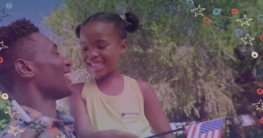 Kızları Amerikan bayraklarını sallayan mutlu Afro-Amerikan babası yerine yıldızların animasyonu. Uluslararası Aileler Günü ve dijital olarak üretilen video konsepti.