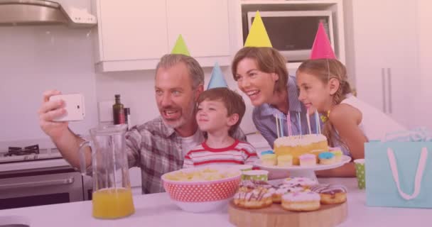 Animação Ícones Mídia Sobre Família Caucasiana Feliz Tirar Fotos Festa — Vídeo de Stock