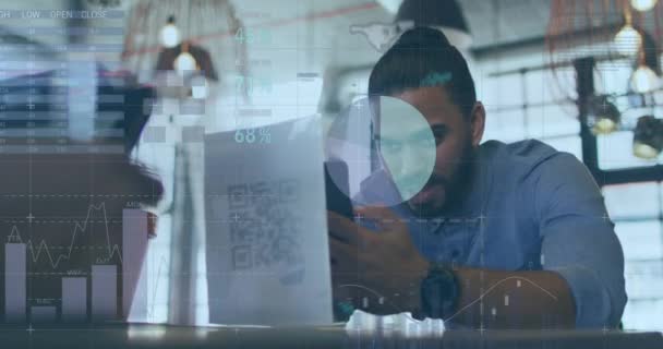 Animation Der Verarbeitung Von Finanzdaten Über Birassische Geschäftsleute Mittels Smartphone — Stockvideo