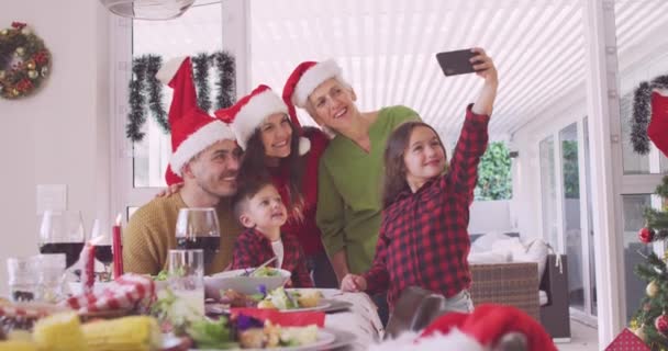 Animacja Serc Nad Szczęśliwą Białą Rodziną Robiącą Selfie Koncepcja Mediów — Wideo stockowe