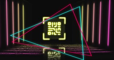 Neon geometrik şekiller üzerinde parlayan qr kodunun görüntüsü. Çevrimiçi güvenlik, kimlik ve veri işleme kavramı dijital olarak oluşturulmuş resim.