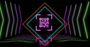 Neon geometrik şekiller üzerinde parlayan qr kodunun görüntüsü. Çevrimiçi güvenlik, kimlik ve veri işleme kavramı dijital olarak oluşturulmuş resim.